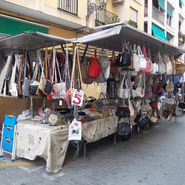 Puesto de mercadillo: Puesto de bolsos